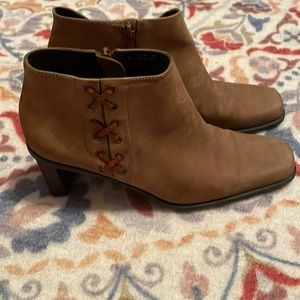 Etienne Aigner western style tan saddle leather ankle boot with stitching size 8